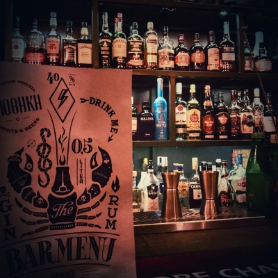 Bar ΑΠΟΘΗΚΗ: Εκλεκτά ποτά, δροσιστικά cocktails και rock μελωδίες