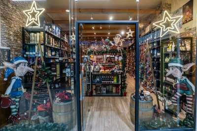 Γιορτινή διάθεση και ευρηματική διακόσμηση στο κατάστημα “Κάβα Γκάφας”