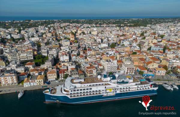 Πολυτελές κρουαζιερόπλοιο “έδεσε” στο λιμάνι της Πρέβεζας (pics)