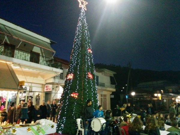 Φωταγωγήθηκε το Χριστουγεννιάτικο δέντρο στην Πλατεία Θεσπρωτικού
