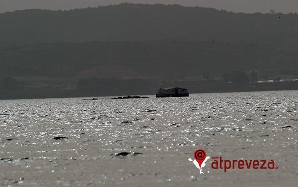 Πλωτή εξέδρα πλέει «ορφανή» στον Αμβρακικό – Προσοχή σε σκάφη και αλιείς συνιστά το Λιμεναρχείο (photo)