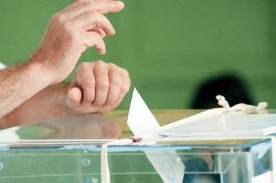 Μεταξύ αναποφάσιστων (Στήλη: Με το νυστέρι...)