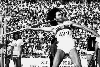 Στις 8 Αυγούστου 2004 η ΔΟΕ απαγορεύει στη Σακοράφα να αγωνιστεί με την Παλαιστίνη