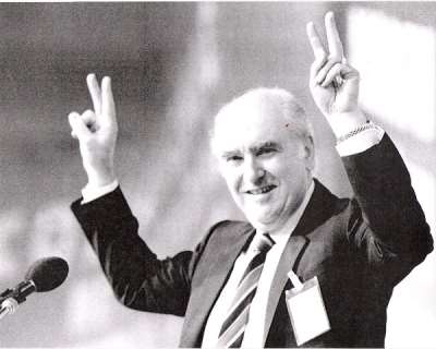 Στις 7 Ιουλίου 1989 κατατίθεται πρόταση στη Βουλή κατά του Παπανδρέου
