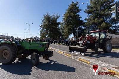 Κινητοποίηση αγροτοκτηνοτρόφων στο Λούρο - Συμβολικός αποκλεισμός της Ε.Ο. Πρέβεζας-Ιωαννίνων