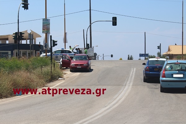 Σύγκρουση ΙΧΕ με δίκυκλο στην περιοχή της Δροσιάς στην Πρέβεζα (photo)
