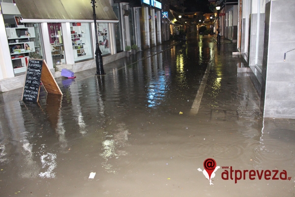 &quot;Άνοιξαν οι ουρανοί&quot; στην Πρέβεζα-Πλημμύρισαν δρόμοι, σπίτια και καταστήματα!(photos+video)