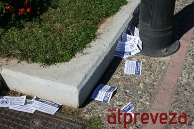 Νεαροί με μηχανή έριξαν φυλλάδια σε όλη την Πρέβεζα (photo)