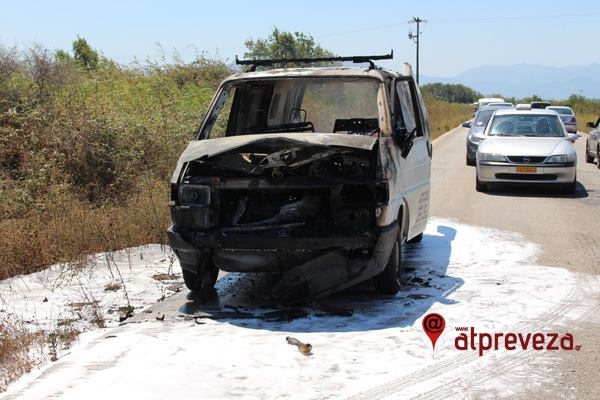 Αυτοκίνητο τυλίχθηκε στις φλόγες στο Άκτιο – «Ουρά» χιλιομέτρων – Φωτορεπορτάζ από το atpreveza