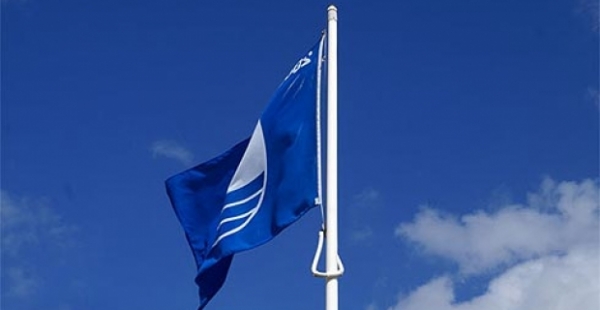 Έφτασαν οι γαλάζιες σημαίες που θα τοποθετηθούν σε 5 ακτές του δήμου Πρέβεζας