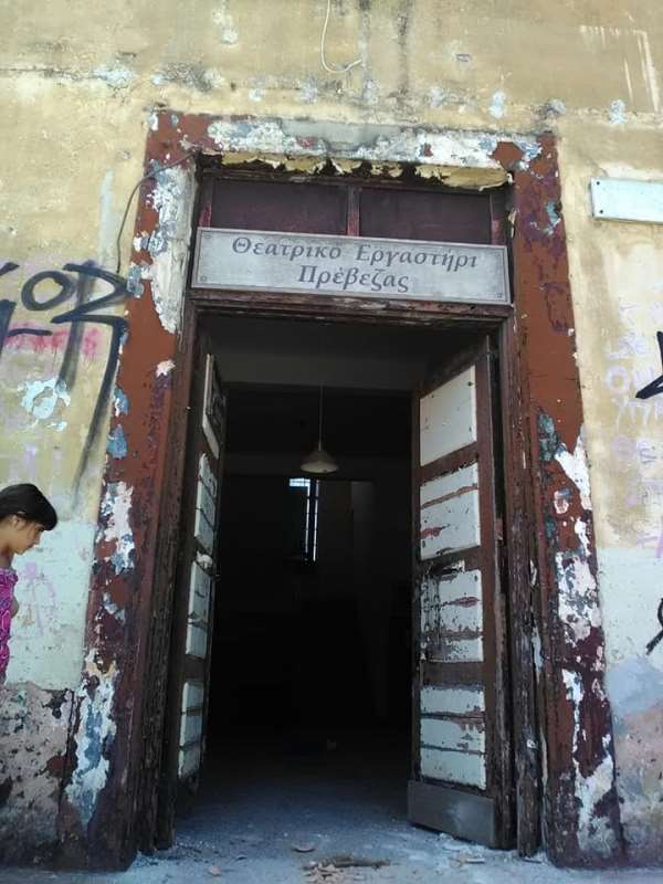 “Χτύπημα” στον πολιτισμό της Πρέβεζας οι βανδαλισμοί στο Θεατρικό Εργαστήρι – Λίλη Σακκά: “Δεν πτοούμαστε. Αγαπάμε αυτό που κάνουμε και συνεχίζουμε..”