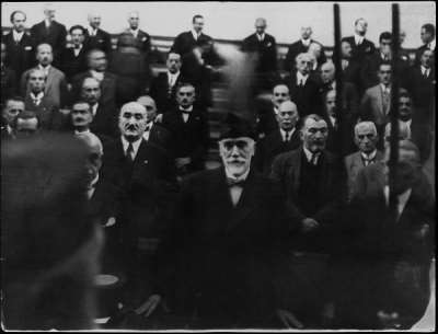 Στις 28 Δεκεμβρίου 1909 ο Ελευθέριος Βενιζέλος αφήνει την Κρήτη για την Αθήνα