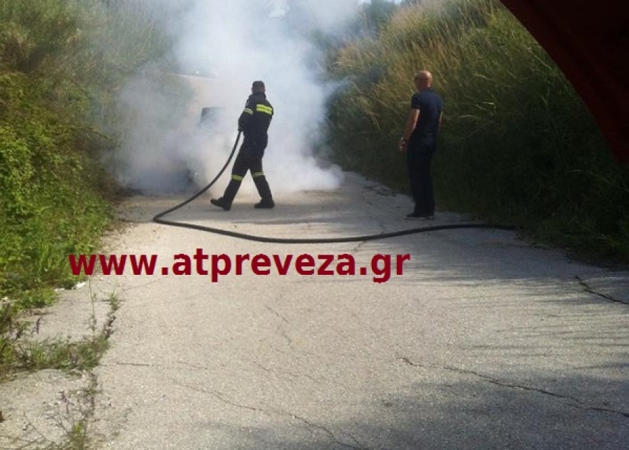 Αυτοκίνητο τυλίχθηκε στις φλόγες σε χωριό της Πρέβεζας (photo)