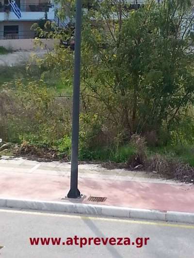 Καταγγελία αναγνώστη: Ποδηλατόδρομος που διακόπτεται από κολόνα φωτισμού...