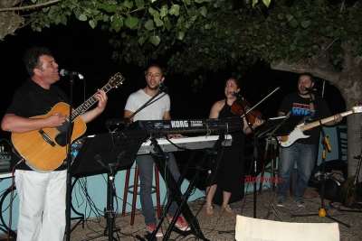 Ένα live δίπλα στη θάλασσα στο "Lucia Bar Restaurant"... (photo)