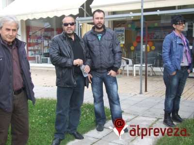 Πατέρας και γιος στη «μάχη» της ψήφου...