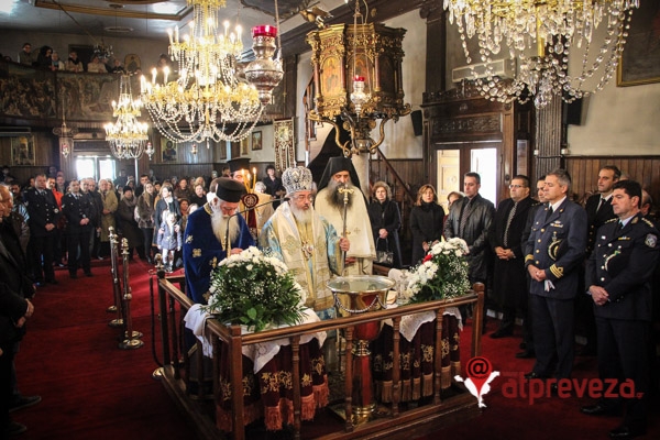 Με λαμπρότητα γιορτάστηκαν τα Θεοφάνεια στην Πρέβεζα-Ο Κίμωνας Πουρναρόπουλος έπιασε το Σταυρό