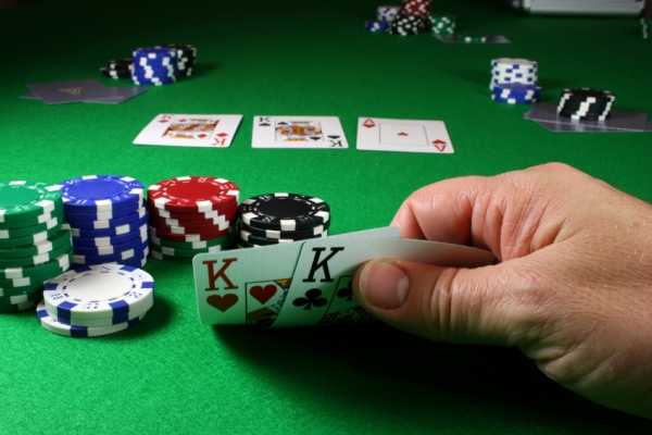 Συνελήφθησαν επτά άτομα στη Φιλιππιάδα που έπαιζαν “texas holdem poker”