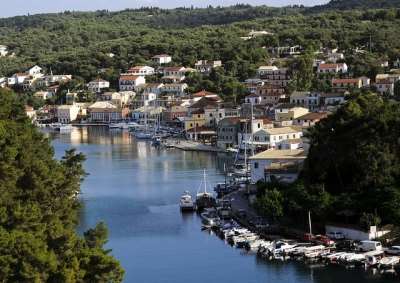 Οι Εφοπλιστές κρατούν αποκλεισμένους από την Ήπειρο τους Παξούς, καταγγέλλει ο Δήμος – Με βάρκες μετακινούνται οι κάτοικοι