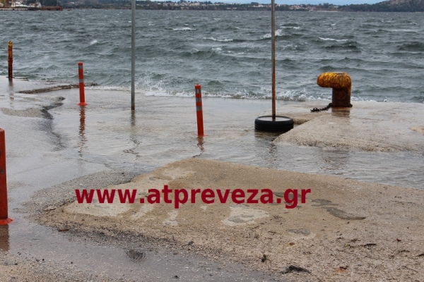 Η θάλασσα βγήκε στη στεριά στην παραλία της Πρέβεζας (photo+vid)