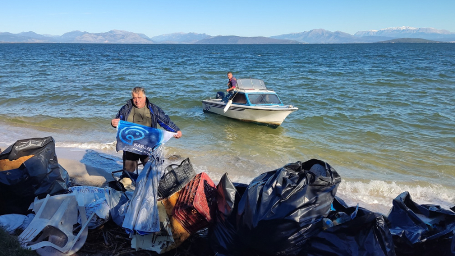 Οι αλιείς της Πρέβεζας συνεχίζουν τις περιβαλλοντικές τους δράσεις σε συνεργασία με την Εναλεία