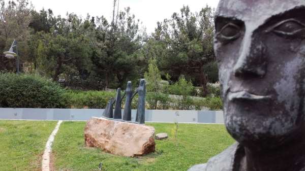 Το γλυπτό “Ζάλογγο” κοσμεί από χθες την πρωτεύουσα
