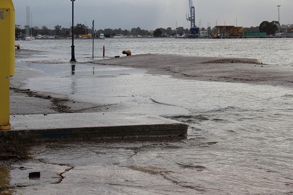 Κίνδυνος ολικής κατάρρευσης των κρηπιδωμάτων στην παραλία της Πρέβεζας