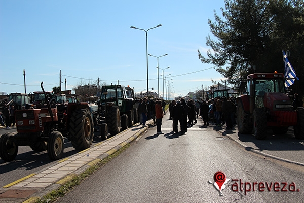 Έστησαν μπλόκο στο Λούρο οι αγρότες της Πρέβεζας(pics+vid)