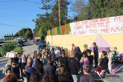 “Βράζουν” οι γονείς στο Κανάλι και έκαναν συμβολική κατάληψη στο δημοτικό σχολείο - Μάθημα σε κοντέινερ ενώ υπάρχει έτοιμο νέο κτίριο!
