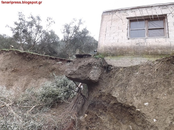 Φωτορεπορτάζ από το σπίτι στο Σκεπαστό που κινδυνεύει με κατάρρευση