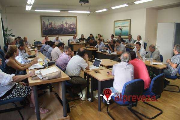 Καταγγελίες της αντιπολίτευσης πως ιδιωτική εταιρία θα κάνει δουλειά των υπηρεσιών του Δήμου Πρέβεζας...