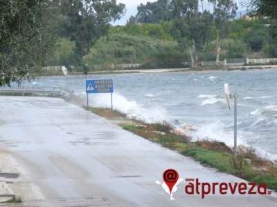 Κύματα στον Αμβρακικό – Έφτασαν στην άσφαλτο στο Βαθύ (photo)