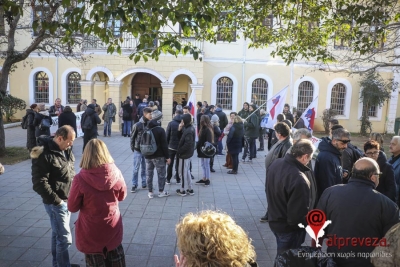 Αναβλήθηκε η δίκη 6 στελεχών του ΚΚΕ για τη δράση τους κατά των πλειστηριασμών στην Πρέβεζα (photos)