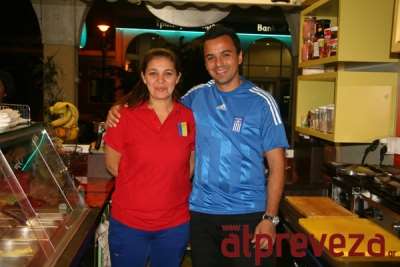 Παρακολουθώντας το Ελλάδα-Ρουμανία στο «La Creperie»... (photo)