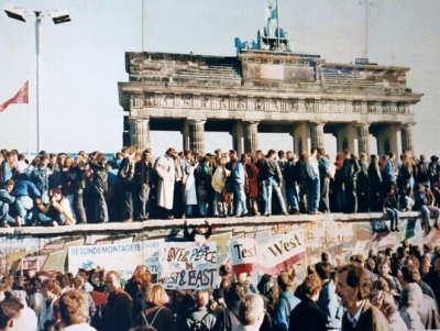 Στις 3 Οκτωβρίου 1990 η Γερμανία επανενώνεται