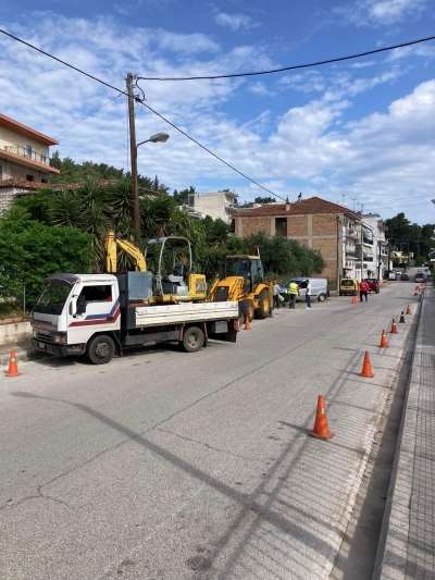 Ξεκίνησε το έργο της αποκατάστασης πεζοδρομίων στη Φιλιππιάδα – Καλαντζής: “Αναγκαιότητα οι ασφαλείς προσβάσεις και η ασφαλής διέλευση πεζών”